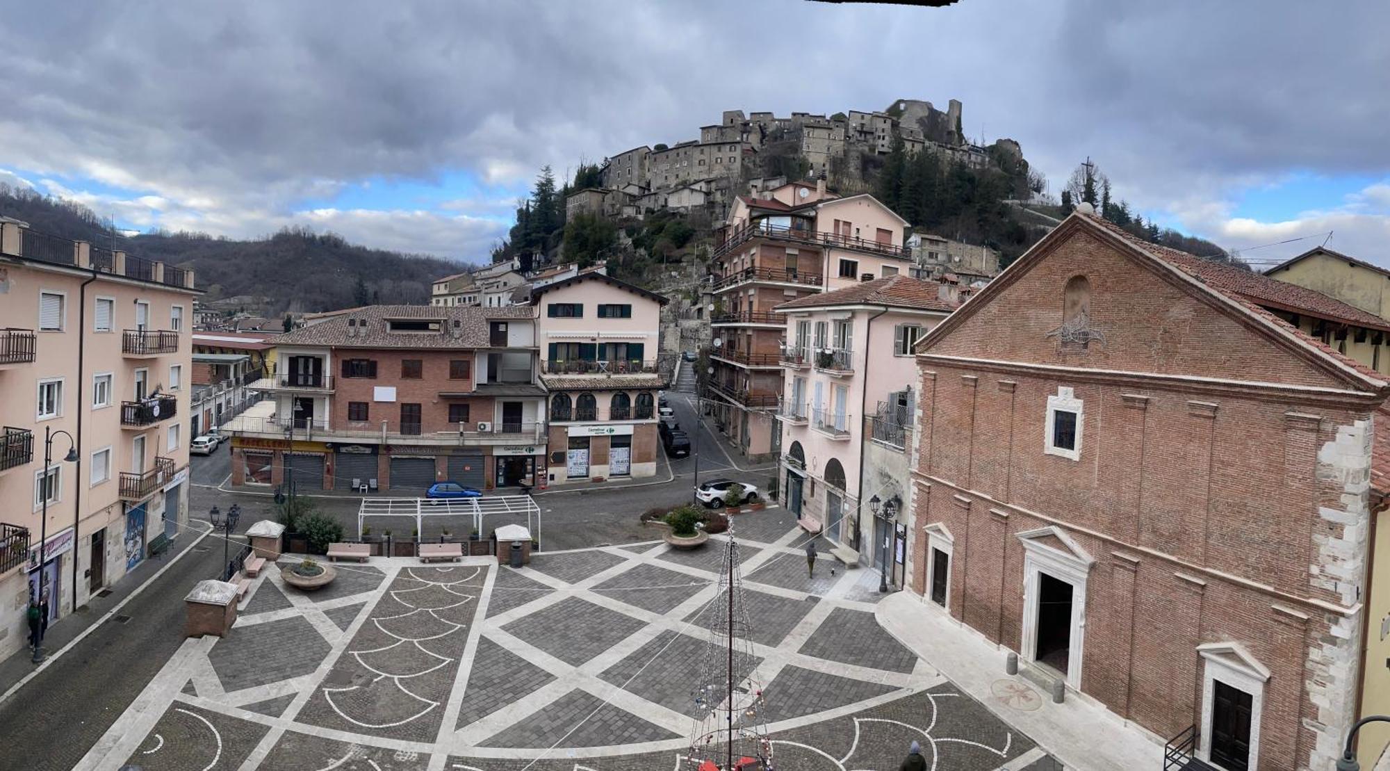 Al Campanile Centro Storico Ampio Luminoso E Panoramico Appartamento Trilocale Carsoli Bagian luar foto