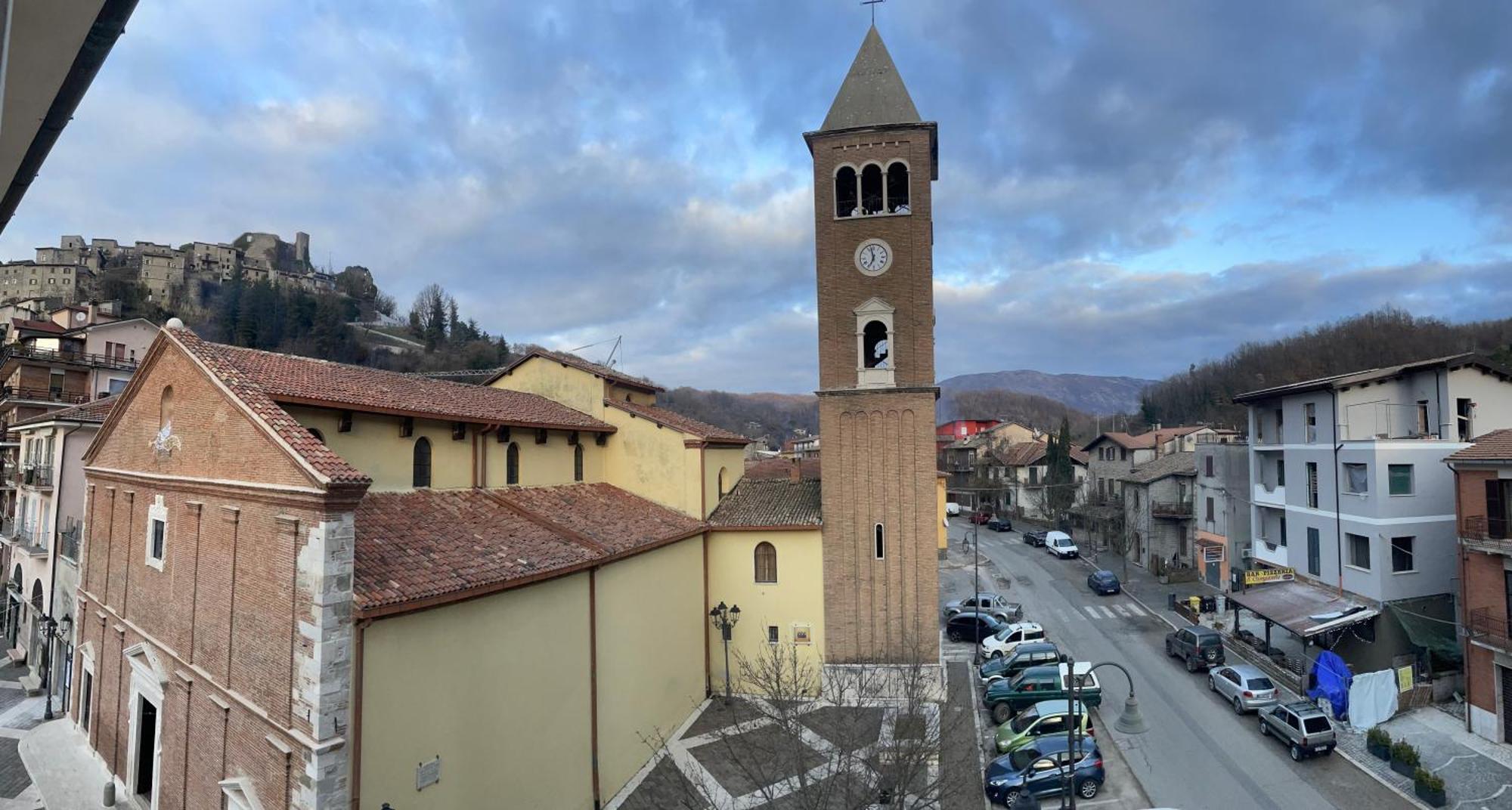 Al Campanile Centro Storico Ampio Luminoso E Panoramico Appartamento Trilocale Carsoli Bagian luar foto